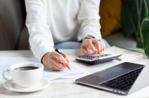 An accountant calculating taxes. Are personal injury settlements taxable in Utah?