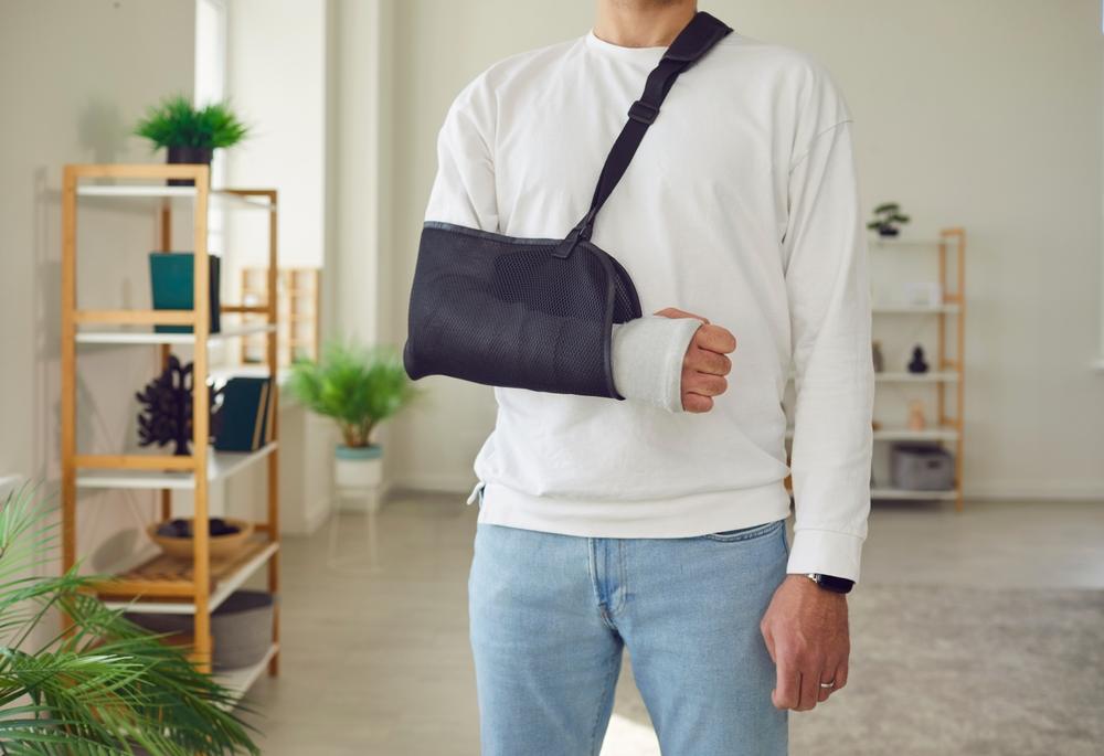A man with his broken arm in a cast and a sling. What is the serious injury threshold in Utah?