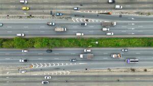 ¿Es legal el uso de carriles entre vehículos en Idaho?
